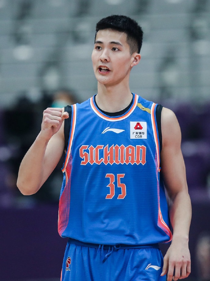转会期NBA常规赛焦点战，成都蓉城造点机会，话题不断，资深球员宣示担当(蓉城队最新转会情况)