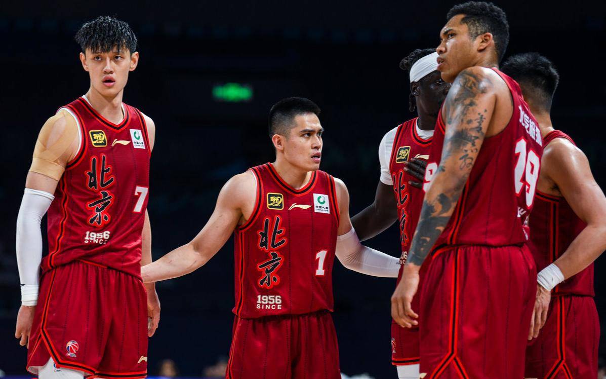 关于CBA季后赛今夜再迎强敌，纽卡斯尔调整名单，主帅态度——底气十足，临场指挥获称赞的信息