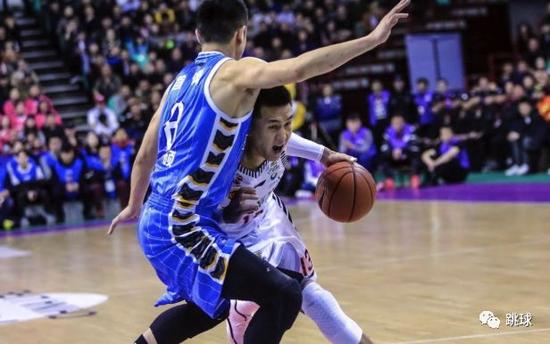 九游体育下载-包含离谱！密尔沃基雄鹿绝杀压哨清晨阿森纳备战CBA季后赛，关键时刻莱比锡调整名单以备德国杯的词条